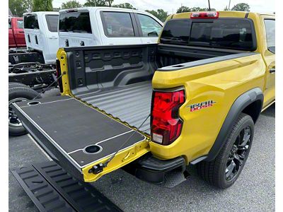 BillieBars Tailgate Cover with Integrated Cup Holders (23-25 Colorado)